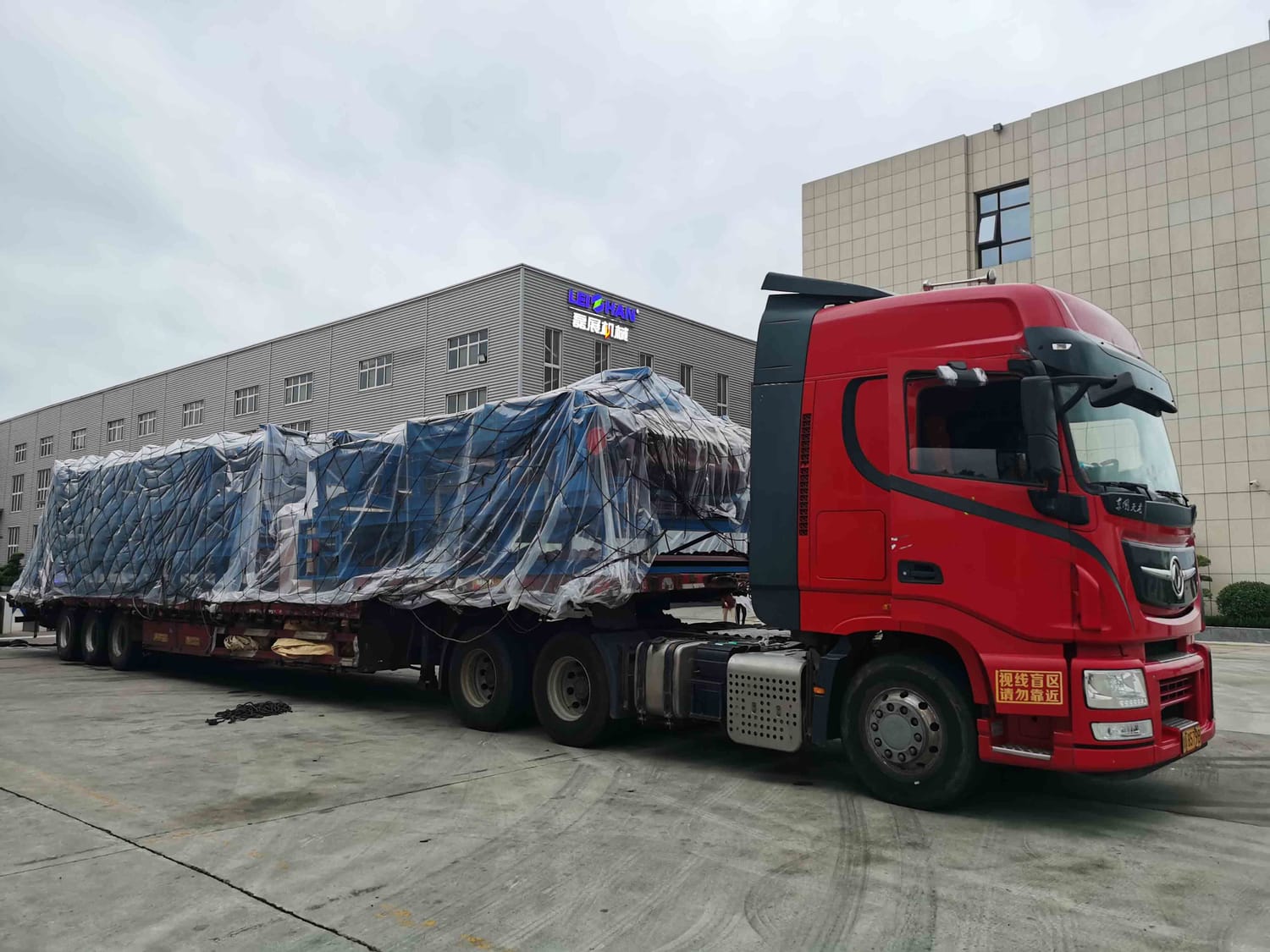 Camion cu semiremorcă transportând marfă ambalată